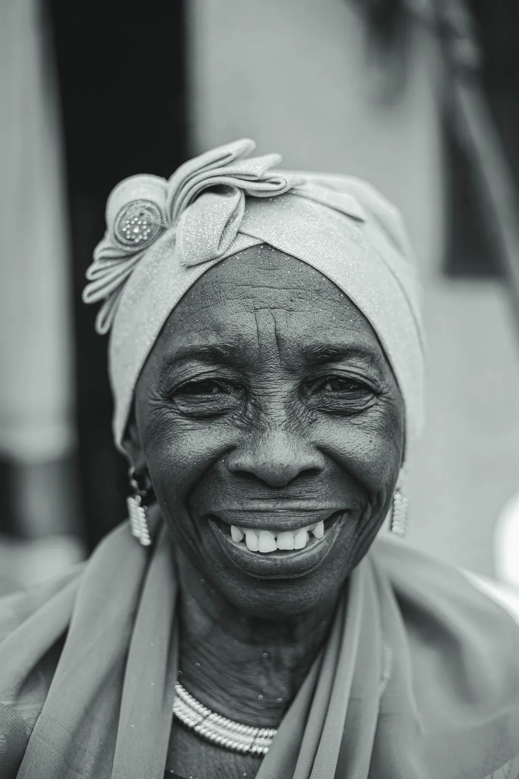 Portret van een lachende oudere vrouw met een hoofddoek